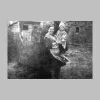028-0103 Gertrud Thiedmann, geb. Spieh mit ihrer Tochter Gerlinde im Jahre 1944..jpg